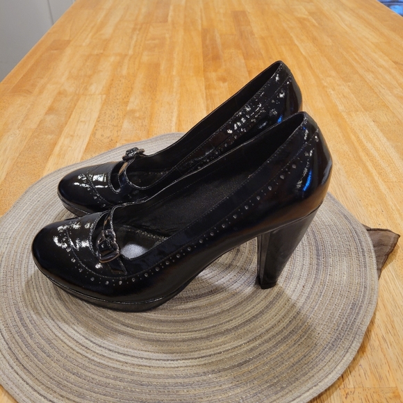 👠EUC~ HOT KISS BLACK PATENT LEATHER PUMPS - Picture 2 of 6